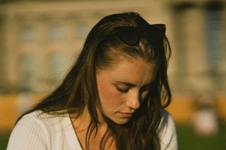 Därför kan du känna dig ledsen och deppig under mensen – och vad du kan göra åt det