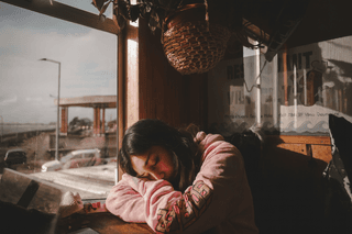 Varför är jag trött? Vanliga orsaker och blodprover som kan ge svar