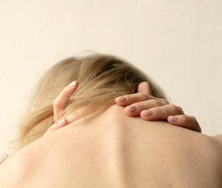 Nacksmärta och stelhet i nacken – orsaker, symtom och utredning med MR halsrygg